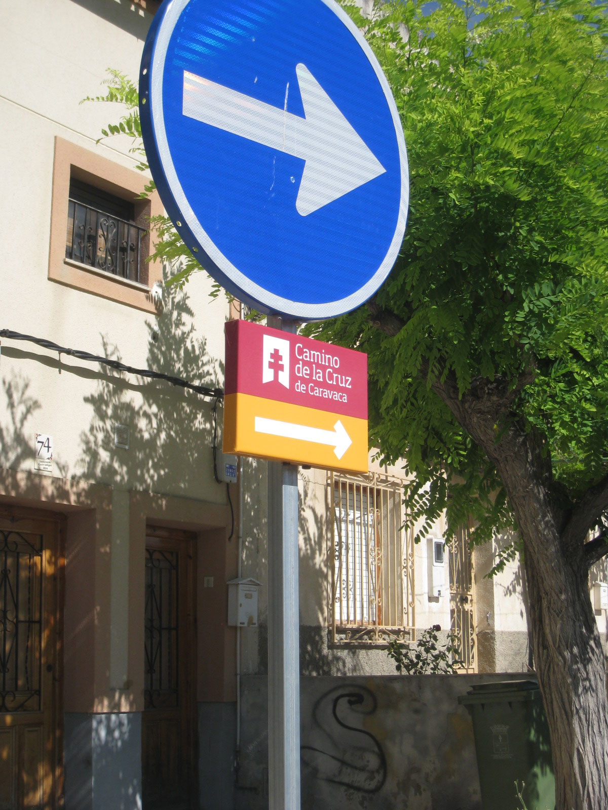 Placas sobre poste metlico